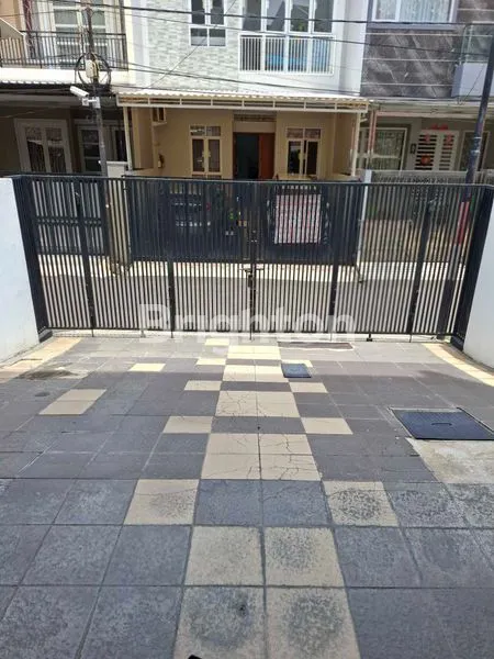 image RUMAH 3 LANTAI SIAP HUNI LOKASI STRATEGIS AMAN DAN NYAMAN DI KELAPA GADING JKT-UTR (1)