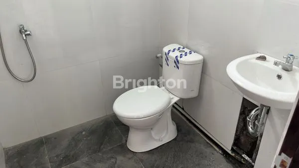 image RUKO DUA LANTAI BERLOKASI TEPAT DI PINGGIR JALAN UTAMA BY PASS TANAH LOT, LOKASI STRATEGIS DENGAN LALU LINTAS RAMAI DAN MUDAH DIAKSES. (3)