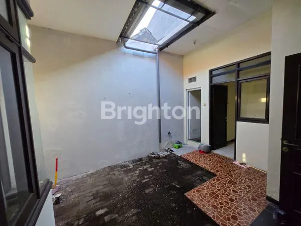 image DISEWAKAN RUMAH 1 LANTAI DI MELON SELATAN PONDOK TJANDRA SIDOARJO, DEKAT PINTU TOL TAMBAK SUMUR DAN RS MITRA KELUARGA, LUAS 135 M² (9×15) DAN KAMAR TIDUR 3+1, COCOK UNTUK KELUARGA, HADAP UTARA, SIAP HUNI! (6)