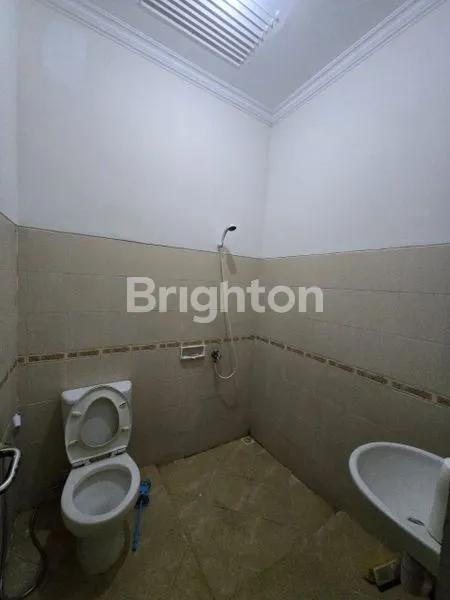 image DISEWAKAN RUMAH 1 LANTAI DI MELON SELATAN PONDOK TJANDRA SIDOARJO, DEKAT PINTU TOL TAMBAK SUMUR DAN RS MITRA KELUARGA, LUAS 135 M² (9×15) DAN KAMAR TIDUR 3+1, COCOK UNTUK KELUARGA, HADAP UTARA, SIAP HUNI! (8)