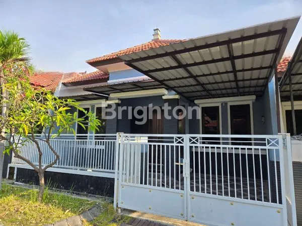 image DISEWAKAN RUMAH 1 LANTAI DI MELON SELATAN PONDOK TJANDRA SIDOARJO, DEKAT PINTU TOL TAMBAK SUMUR DAN RS MITRA KELUARGA, LUAS 135 M² (9×15) DAN KAMAR TIDUR 3+1, COCOK UNTUK KELUARGA, HADAP UTARA, SIAP HUNI! (1)