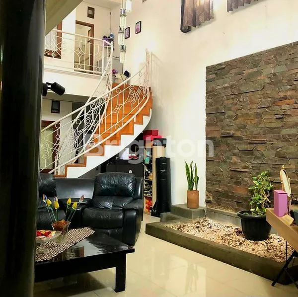 image RUMAH ASRI TERAWAT YANG LOKASINYA DI KOMPLEK MITRA DAGO PARAHYANGAN ANTAPANI BANDUNG\N (4)