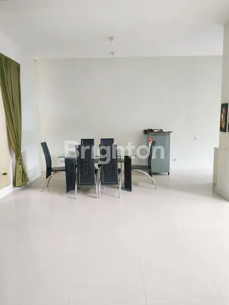 image RUMAH 2 LANTAI FURNISHED, FULL AC, 3 KAMAR TIDUR, 2 KAMAR MANDI, SIAP HUNI, DI PERUMAHAN EXCLUSIVE  RIVERSIDE, BALEARJOSARI, BLIMBING, MALANG KOTA, JAWA TIMUR (2)