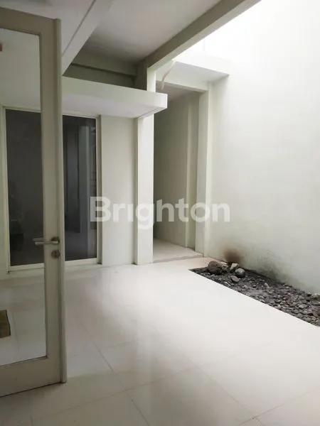 image RUMAH 2 LANTAI FURNISHED, FULL AC, 3 KAMAR TIDUR, 2 KAMAR MANDI, SIAP HUNI, DI PERUMAHAN EXCLUSIVE  RIVERSIDE, BALEARJOSARI, BLIMBING, MALANG KOTA, JAWA TIMUR (5)