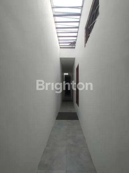 image RUMAH BARU 2 LANTAI MODERN SIAP HUNI DI MANYAR KERTOADI  (8)