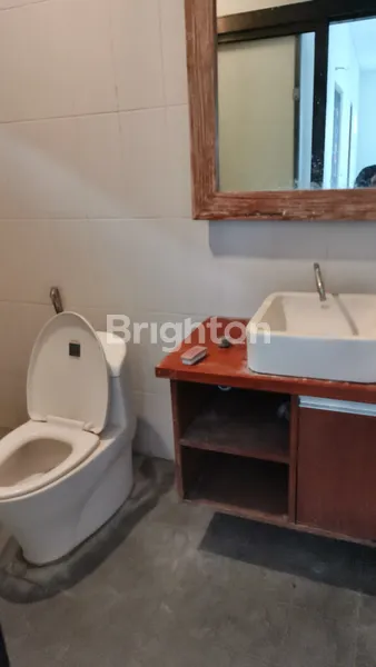 image DISEWAKAN RUMAH MODERN 2 LANTAI – FULL FURNISHED & SIAP HUNI DI LOKASI STRATEGIS (5)