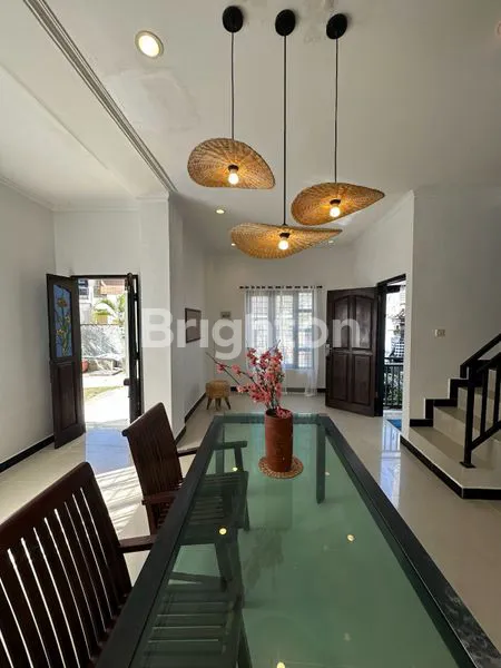 image RUMAH 2 LANTAI DENGAN KEBUN LUAS DI TAMAN GRIYA JIMBARAN (2)