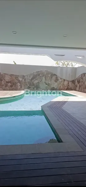 image DIJUAL GEDUNG 3 LANTAI DENGAN VIEW LANGSUNG KE PANTAI PADANG GALAK (3)