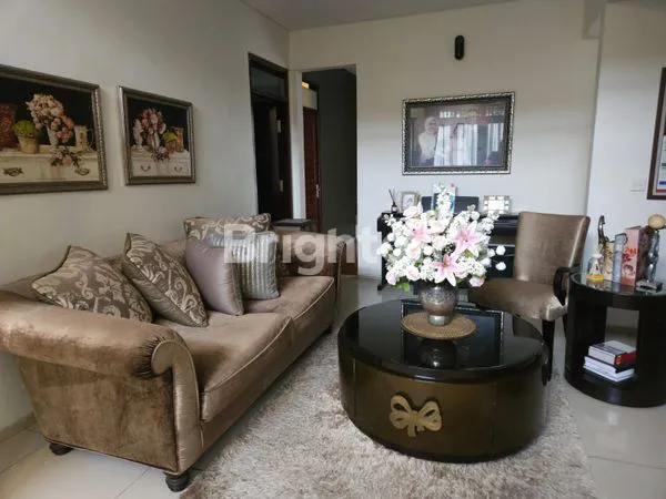 image RUMAH EKSKLUSIF MODERN 2 LANTAI DI SAYAP PASTEUR,  BANDUNG (2)