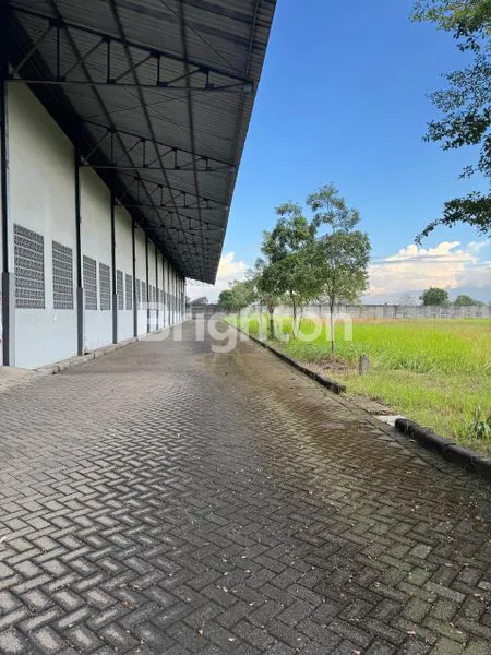 image BANGUNAN PABRIK RAYA BOBOH - MENGANTI, GRESIK. DEKAT KAWASAN INDUSTRI PELEM WATU - KEPATIHAN - DOMAS - KEDAMEAN - TOL MOJOKERTO MANYAR, DLL. (2)
