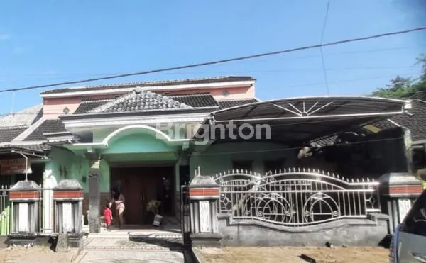 RUMAH CANTIK DEKAT JALAN RAYA