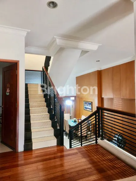 image RUMAH TERAWAT 2,5 LT SPLIT LEVEL PURI INDAH KEMBANGAN (2)