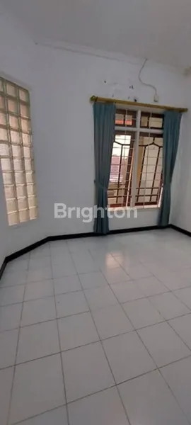 image RUMAH SECOND 2 LANTAI DI BARATAJAYA STRATEGIS DEKAT PUSAT KOTA (3)