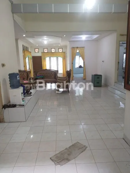 image RUMAH LUAS SIAP HUNI DI PERUMAHAN PREMIUM – LOKASI STRATEGIS, COCOK UNTUK USAHA ATAU HUNIAN KELUARGA BESAR! (5)