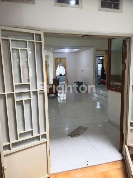 image RUMAH LUAS SIAP HUNI DI PERUMAHAN PREMIUM – LOKASI STRATEGIS, COCOK UNTUK USAHA ATAU HUNIAN KELUARGA BESAR! (4)