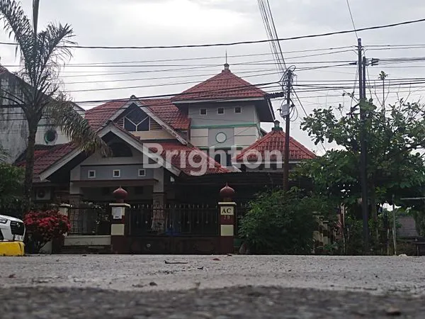 image RUMAH LUAS SIAP HUNI DI PERUMAHAN PREMIUM – LOKASI STRATEGIS, COCOK UNTUK USAHA ATAU HUNIAN KELUARGA BESAR! (1)