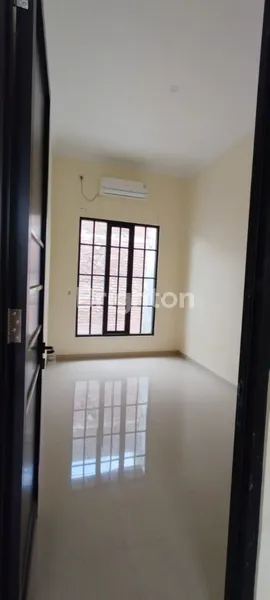 image RUMAH 2 LANTAI SIAP HUNI DI KEDINDING DEKAT KENJERAN (7)