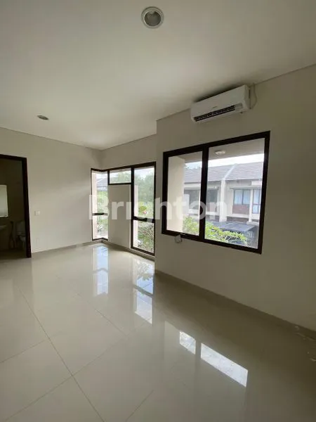 image RUMAH 3 KT SIAP HUNI DI VANYAPARK BSD (4)
