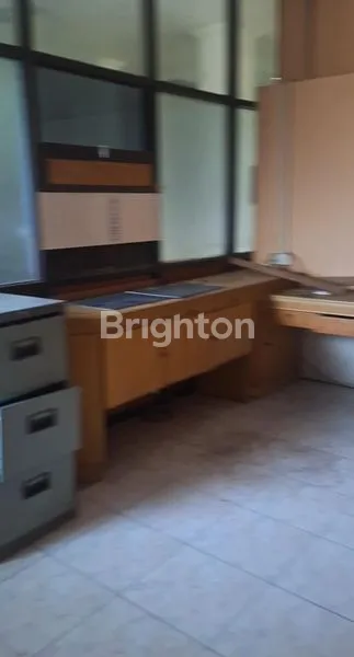 image DISEWAKAN RUMAH KANTOR 2 LANTAI PINGGIR JALAN (7)