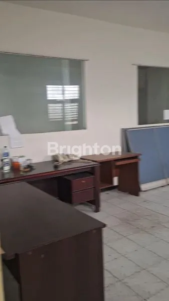 image DISEWAKAN RUMAH KANTOR 2 LANTAI PINGGIR JALAN (3)