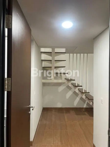 image RUMAH 3 LANTAI DI CLUSTER MISSISIPI KOTA WISATA (4)