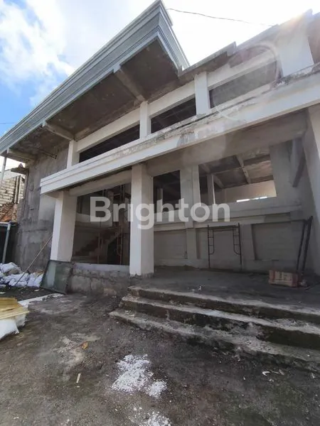 GEDUNG 2 LANTAI ADA ROOFTOP PINGGIR JALAN DI UBUD
