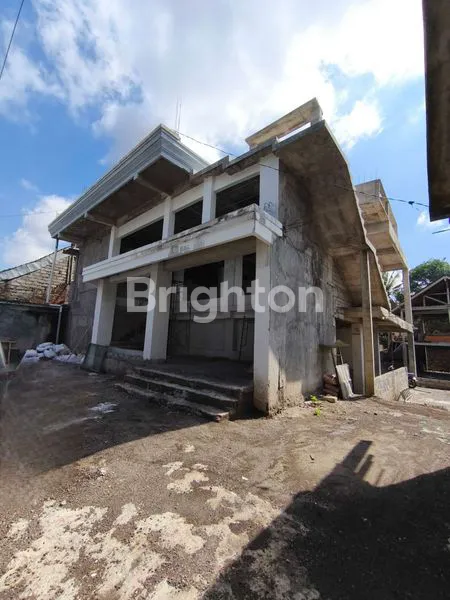 image GEDUNG 2 LANTAI ADA ROOFTOP PINGGIR JALAN DI UBUD (3)