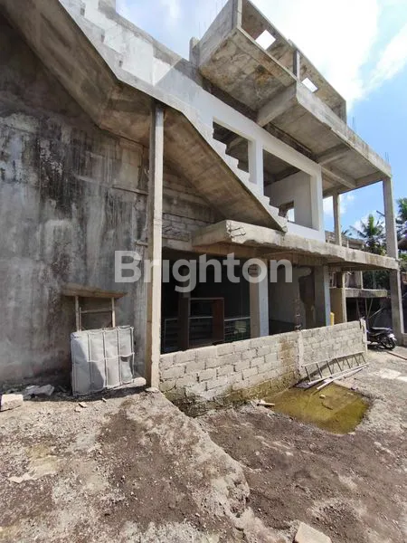 image GEDUNG 2 LANTAI ADA ROOFTOP PINGGIR JALAN DI UBUD (2)