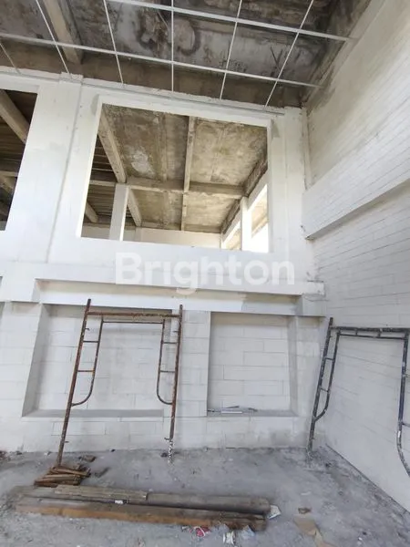 image GEDUNG 2 LANTAI ADA ROOFTOP PINGGIR JALAN DI UBUD (4)