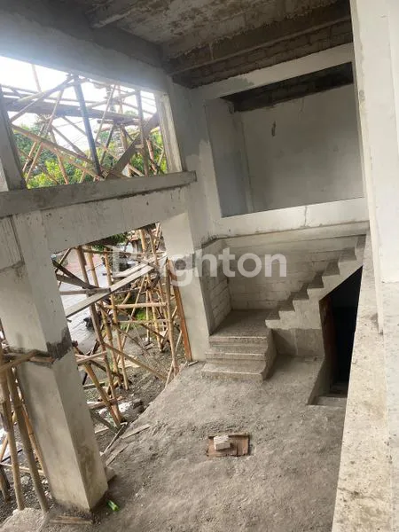 image GEDUNG 2 LANTAI ADA ROOFTOP PINGGIR JALAN DI UBUD (7)