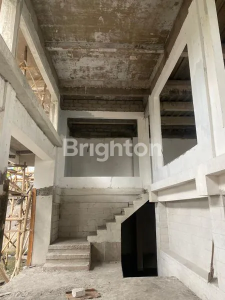 image GEDUNG 2 LANTAI ADA ROOFTOP PINGGIR JALAN DI UBUD (5)