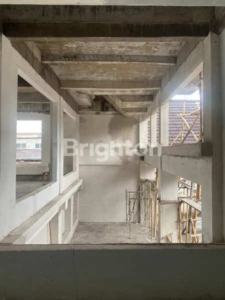 image GEDUNG 2 LANTAI ADA ROOFTOP PINGGIR JALAN DI UBUD (6)