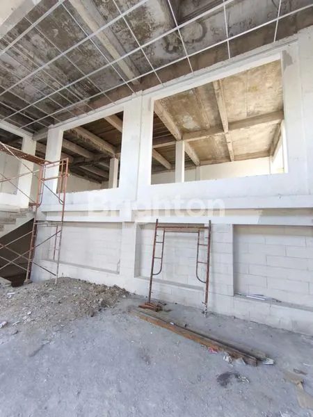 image GEDUNG 2 LANTAI ADA ROOFTOP PINGGIR JALAN DI UBUD (8)