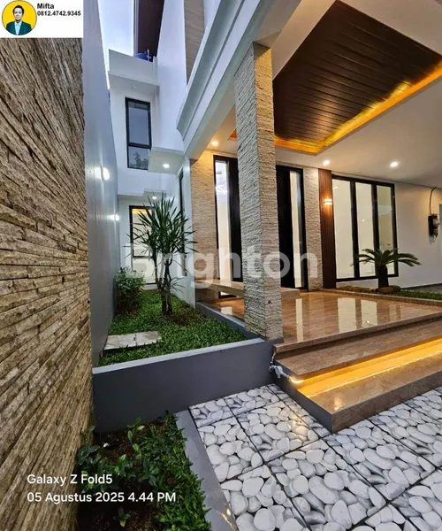 image 97. DIJUAL RUMAH MEWAH BRAND NEW DENGAN DESAIN MODERN DI RADIO DALAM , JAKARTA SELATAN  (8)