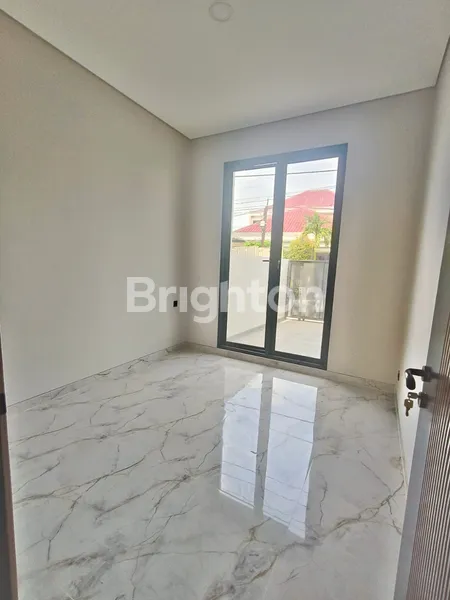 image DIJUAL RUMAH BARU GRESS MANYAR KERTOARJO, LEBAR RUMAH 8, BANGUNAN BAGUS, COCOK UNTUK KELUARGA BESAR (3)