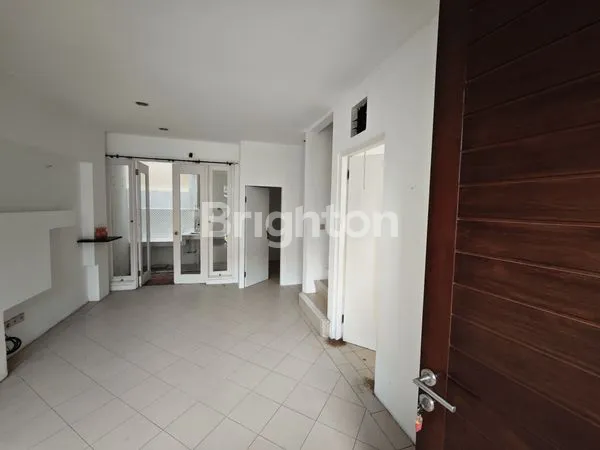 image RUMAH 2 LANTAI BAGUS DAN TERAWAT DI LOKASI YANG BAGUS DI LIPPO KARAWACI TANGERANG BANTEN (5)