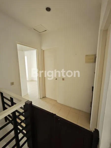 image RUMAH 2 LANTAI BAGUS DAN TERAWAT DI LOKASI YANG BAGUS DI LIPPO KARAWACI TANGERANG BANTEN (7)