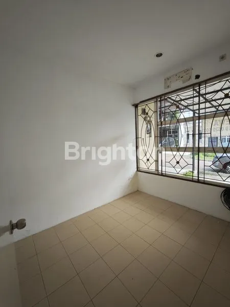 image RUMAH 2 LANTAI BAGUS DAN TERAWAT DI LOKASI YANG BAGUS DI LIPPO KARAWACI TANGERANG BANTEN (8)