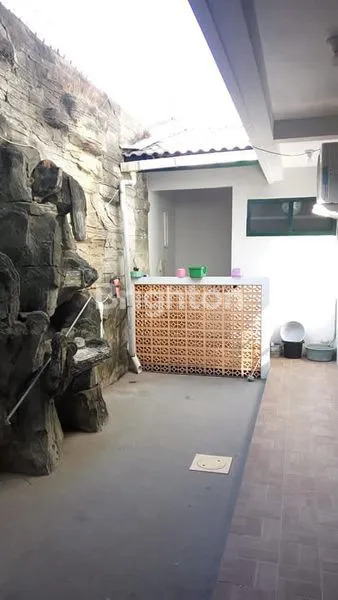 image RUMAH ADA  BANGUNAN UTAMA 1,5 LANTAI ADA GUDANG PLUS KANTOR UKURAN LUAS DEKAT KAMPUS WM KALIJUDAN (5)