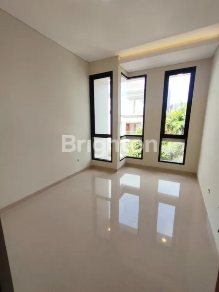 image RUMAH BARU 2 LANTAI SIAP HUNI DI PANTAI MENTARI, DEKAT RAYA KENJERAN (2)