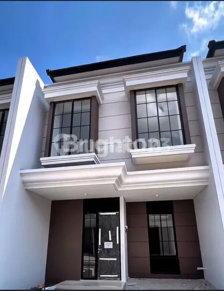 image RUMAH 2 LANTAI SURABAYA TIMUR  SELANGKAH PAKUWON CITY \" REGENCY ONE \" CIAMIK POOL (2)