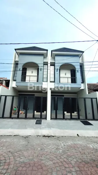 image RUMAH BARU GRESS SIAP HUNI AMERICAN STYLE 2 LANTAI 3 KAMAR DI RUNGKUT MERR - LOKASI STRATEGIS, ROW JALAN LEBAR (1)