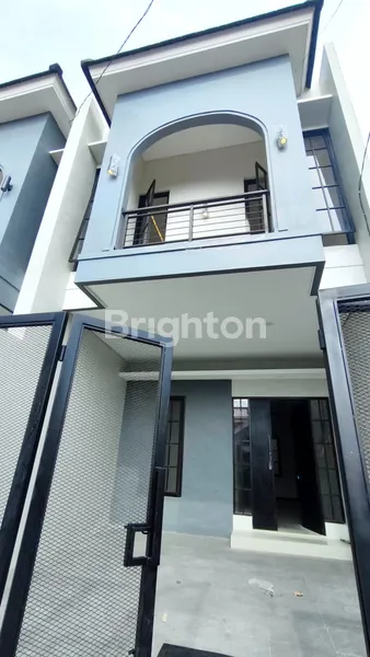 image RUMAH BARU GRESS SIAP HUNI AMERICAN STYLE 2 LANTAI 3 KAMAR DI RUNGKUT MERR - LOKASI STRATEGIS, ROW JALAN LEBAR (2)