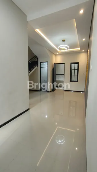 image RUMAH BARU GRESS SIAP HUNI AMERICAN STYLE 2 LANTAI 3 KAMAR DI RUNGKUT MERR - LOKASI STRATEGIS, ROW JALAN LEBAR (4)