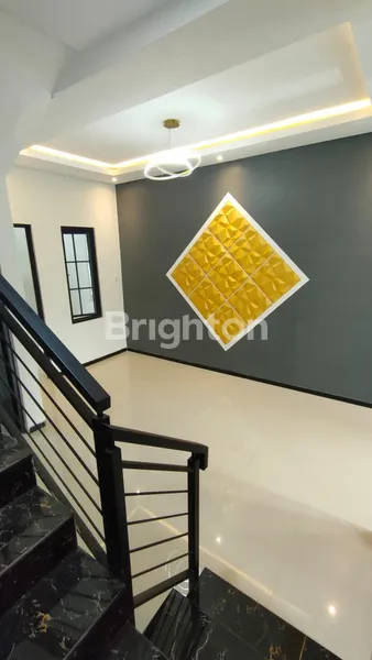 image RUMAH BARU GRESS SIAP HUNI AMERICAN STYLE 2 LANTAI 3 KAMAR DI RUNGKUT MERR - LOKASI STRATEGIS, ROW JALAN LEBAR (6)