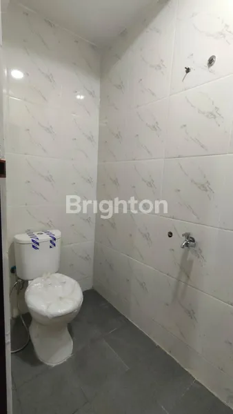 image RUMAH BARU GRESS SIAP HUNI AMERICAN STYLE 2 LANTAI 3 KAMAR DI RUNGKUT MERR - LOKASI STRATEGIS, ROW JALAN LEBAR (8)