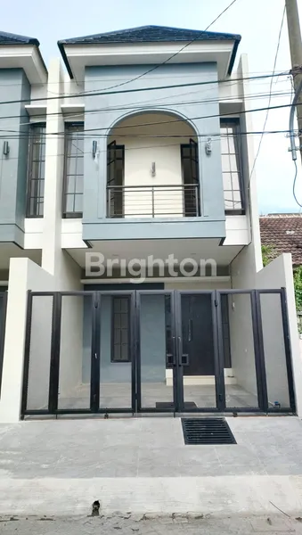 image RUMAH BARU GRESS AMERICAN STYLE 2 LANTAI 3 KAMAR SHM SIAP HUNI DI MERR RUNGKUT – LOKASI STRATEGIS, ROW JALAN LEBAR! (1)