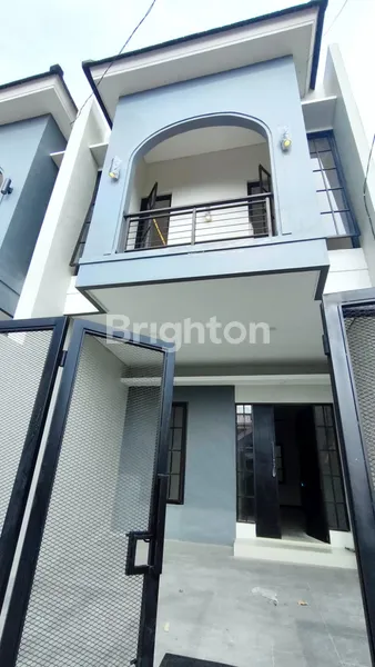 image RUMAH BARU GRESS AMERICAN STYLE 2 LANTAI 3 KAMAR SHM SIAP HUNI DI MERR RUNGKUT – LOKASI STRATEGIS, ROW JALAN LEBAR! (2)