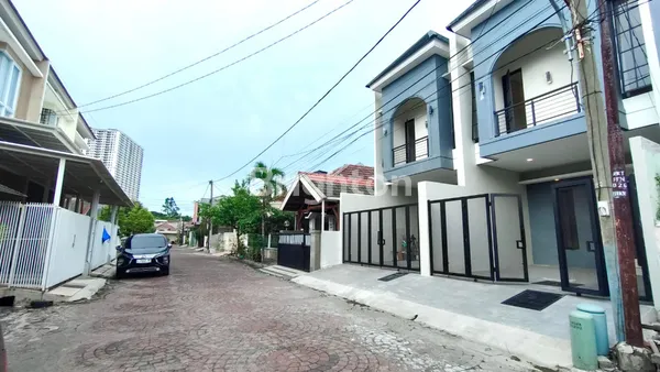 image RUMAH BARU GRESS AMERICAN STYLE 2 LANTAI 3 KAMAR SHM SIAP HUNI DI MERR RUNGKUT – LOKASI STRATEGIS, ROW JALAN LEBAR! (3)