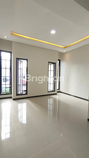 image RUMAH BARU GRESS AMERICAN STYLE 2 LANTAI 3 KAMAR SHM SIAP HUNI DI MERR RUNGKUT – LOKASI STRATEGIS, ROW JALAN LEBAR! (7)